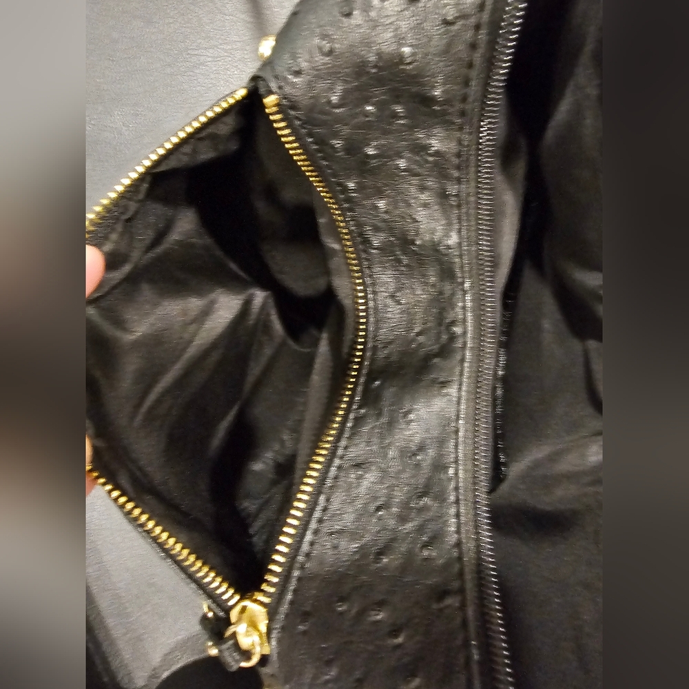 Gianni Bernini Black Vegan Leather Ostrich Embossed Adjustable Crossbody Bag - Picture 9 of 11